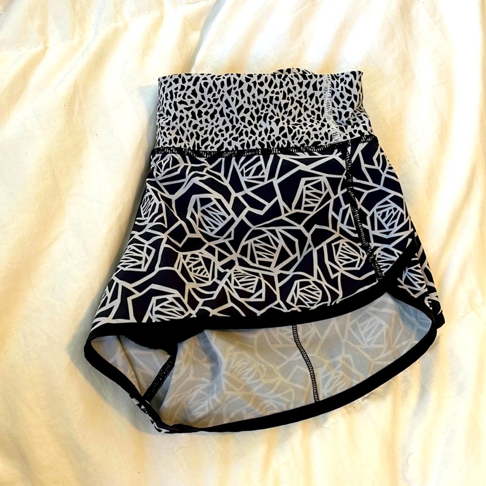 Lulu lemon midrise speed up short